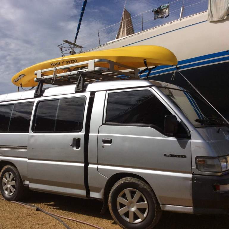 The kayak on top of the taxi
